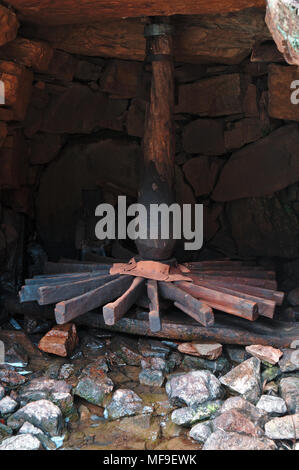 Antico mulino ad acqua ad elica di legno in Penha Garcia, Portogallo Foto Stock