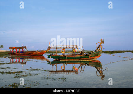 Due barche da pesca a bassa marea in early morning light Tanjung Lombok Indonesia Foto Stock