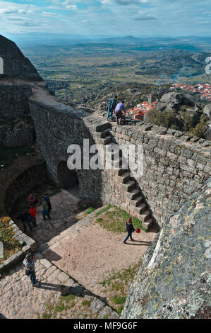 I turisti che visitano il Castello di Monsanto in Portogallo Foto Stock