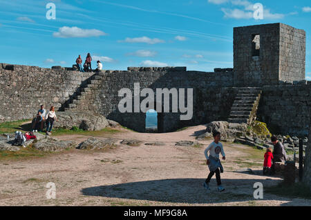 I turisti che visitano il Castello di Monsanto in Portogallo Foto Stock