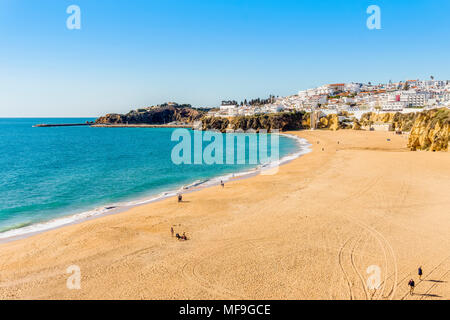 Incredibilmente ampia, quasi vuoto spiaggia lungo le scogliere di Albufeira Algarve Portogallo Foto Stock