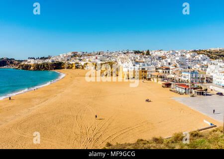 Incredibilmente ampia, quasi vuoto spiaggia lungo le scogliere di Albufeira Algarve Portogallo Foto Stock