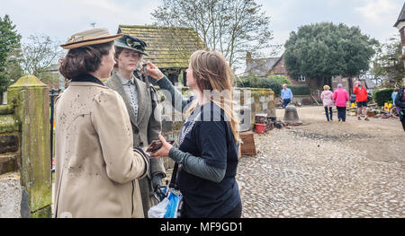 Grande Budworth, UK. Il 9 aprile 2018. Le donne extra vestito in costumi eduardiano avente la fuliggine applicato sul set del nuovo dramma della BBC "La Guerra Dei Mondi Foto Stock