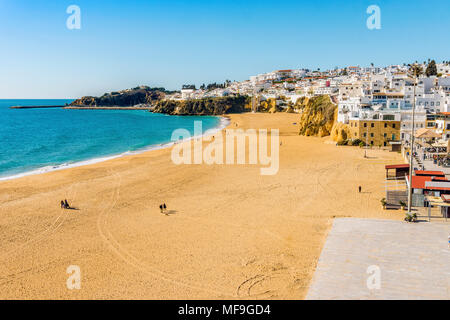 Incredibilmente ampia, quasi vuoto spiaggia lungo le scogliere di Albufeira Algarve Portogallo Foto Stock