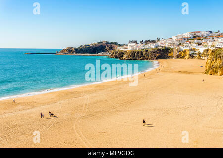 Incredibilmente ampia, quasi vuoto spiaggia lungo le scogliere di Albufeira Algarve Portogallo Foto Stock