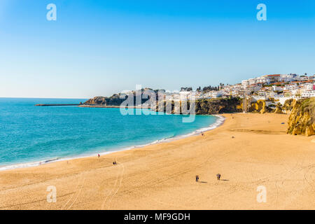 Incredibilmente ampia, quasi vuoto spiaggia lungo le scogliere di Albufeira Algarve Portogallo Foto Stock