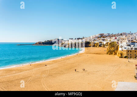 Incredibilmente ampia, quasi vuoto spiaggia lungo le scogliere di Albufeira Algarve Portogallo Foto Stock