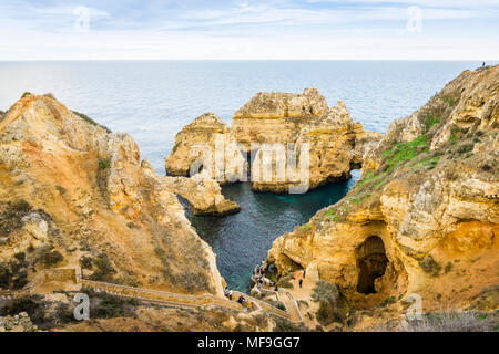 Splendide scogliere e archi in Ponta da Piedade dall Oceano Atlantico, Lagos, Algarve, PORTOGALLO Foto Stock