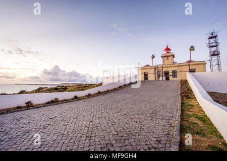 Faro al tramonto di Ponta da Piedade a Lagos, Algarve, PORTOGALLO Foto Stock