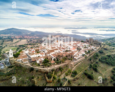 Vista aerea del centro storico di Monsaraz con il castello e il lago sul fiume Guadiana, Alentejo, Portogallo Foto Stock