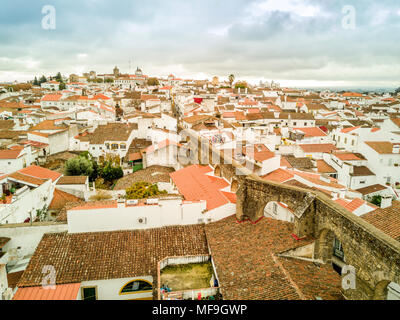 Vista aerea del centro storico di Evora con acquedotto romano, Alentejo, Portogallo Foto Stock
