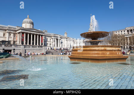 La National Gallery di Londra, in una giornata di sole con i turisti di fronte ad esso. Foto Stock