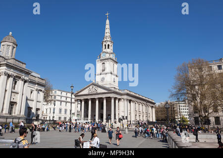 Vista esterna di St-Martin-in-the-Fields Church in una giornata di sole con i turisti in Trafalgar Square, Londra Foto Stock