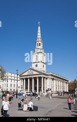 Vista esterna di St-Martin-in-the-Fields Church in una giornata di sole con i turisti in Trafalgar Square, Londra Foto Stock