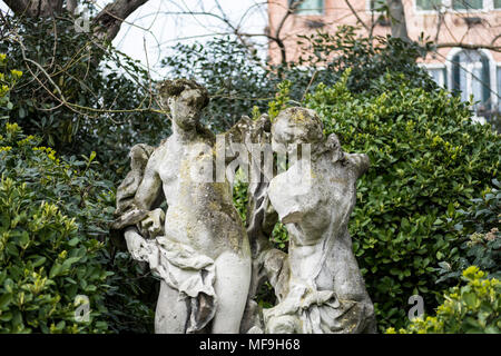 Statua di amanti a Giardini della Biennale di Venezia, Italia Foto Stock