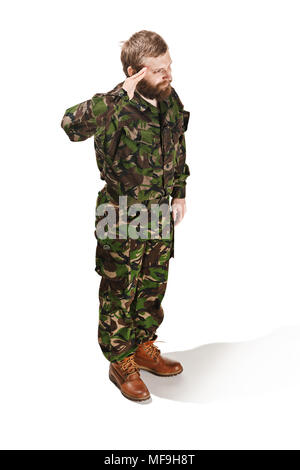 Giovane soldato dell'esercito indossano uniformi di mimetizzazione isolato su bianco Foto Stock