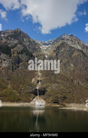 Una bellissima vista del lago di Antrona e la cascata in distanza, Lago di Antrona, Piemonte, Italia, molla Foto Stock