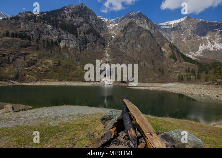 Una bellissima vista del lago di Antrona e la cascata in distanza, Lago di Antrona, Piemonte, Italia, molla Foto Stock