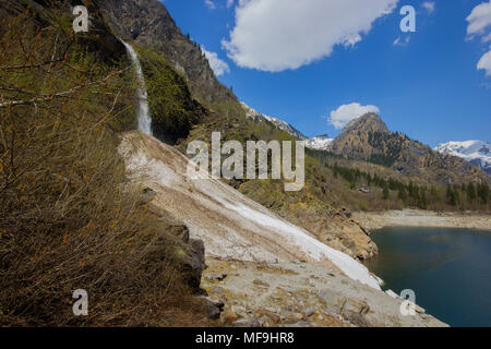 Una bellissima vista della cascata del Lago di Antrona, Lago di Antrona, Piemonte, Italia Foto Stock