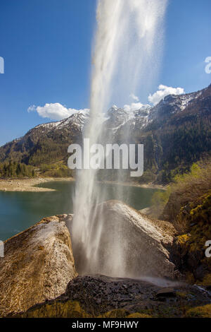 Una bellissima vista della cascata del Lago di Antrona, Lago di Antrona, Piemonte, Italia Foto Stock