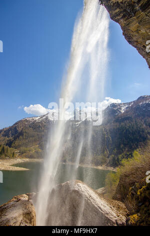 Una bellissima vista della cascata del Lago di Antrona, Lago di Antrona, Piemonte, Italia Foto Stock