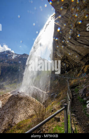 Una bellissima vista della cascata del Lago di Antrona, Lago di Antrona, Piemonte, Italia Foto Stock