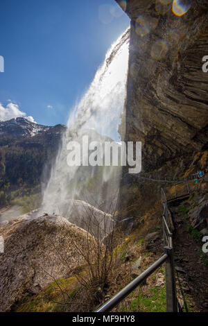 Una bellissima vista della cascata del Lago di Antrona, Lago di Antrona, Piemonte, Italia Foto Stock