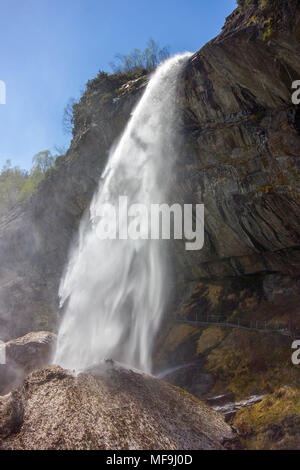 Una bellissima vista della cascata del Lago di Antrona, Lago di Antrona, Piemonte, Italia Foto Stock