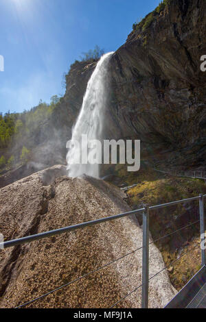 Una bellissima vista della cascata del Lago di Antrona, Lago di Antrona, Piemonte, Italia Foto Stock