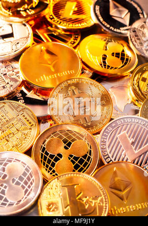 Molte monete di varie cryptocurrencies Foto Stock