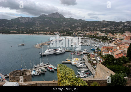 Si affaccia sul porto turistico con oltre 450 posti barca lungo il fronte mare di Calvi Citedal, costruito dai Genovesi che ha invaso la Corsica da Italia in t Foto Stock