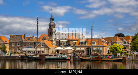 BLOKZIJL, Paesi Bassi - 13 luglio 2017: porto nel villaggio storico di Blokzijl sulla soleggiata giornata estiva con il vecchio fondo piatto di navi e monumentale ho Foto Stock