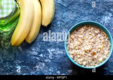 Sana colazione ciotola. farina di avena con banana, uvetta, noci, semi di Chia Foto Stock