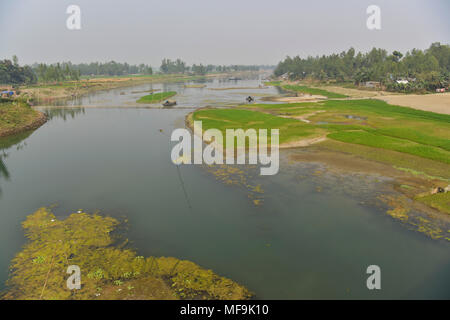 Bogra, Bangladesh - 28 Febbraio 2017: Il fiume Bangali è abbracciando una morte lenta a causa della mancanza di dragaggio e/o come conseguenza di encroachme umana Foto Stock