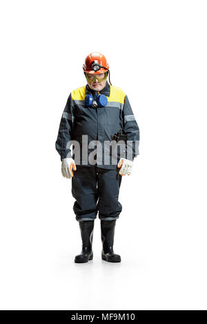 La studio shot di sad senior maschio barbuto miner in piedi alla fotocamera su uno sfondo bianco. Foto Stock