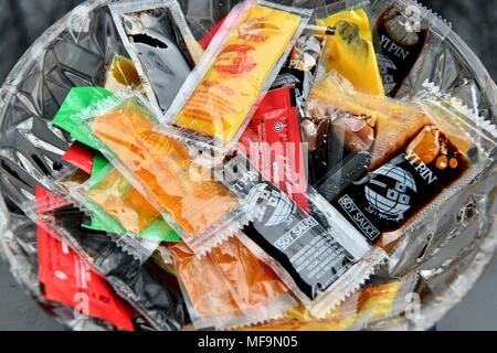 Yi Pin condimento di pacchetti di sugo di anatra, la salsa di soia e la salsa di senape in una ciotola di cristallo Foto Stock