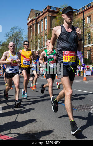 Londra, Regno Unito. Il 22 aprile, 2018. Matthew Stevens compete nel 2018 denaro Virgin London Marathon. Foto Stock