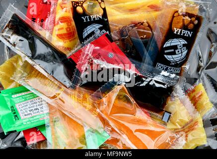 Yi Pin condimento di pacchetti di sugo di anatra, la salsa di soia e la salsa di senape in una ciotola di cristallo Foto Stock