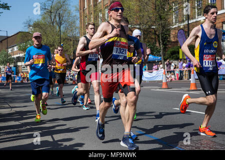 Londra, Regno Unito. Il 22 aprile, 2018. Paolo Fauset (c) di picco scuro cadde corridori compete nel 2018 denaro Virgin London Marathon. Foto Stock