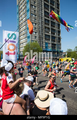 Londra, Regno Unito. Il 22 aprile, 2018. I concorrenti prendono parte alla Vergine denaro maratona di Londra nel registrare le temperature. Foto Stock