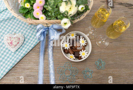 Festa della primavera con specialità al cioccolato e vino spumante Foto Stock