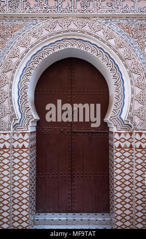 Ornati in stile moresco marocchino arco a ferro di cavallo porta nei souks, Marrakech, Marocco Foto Stock