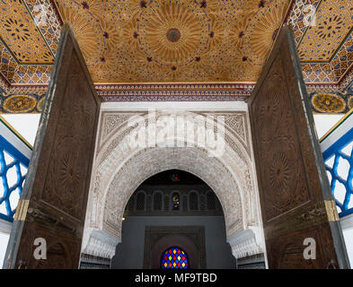 Squisiti ornati in dettaglio di una porta del Palazzo Bahia, Marrakech, Marocco Foto Stock