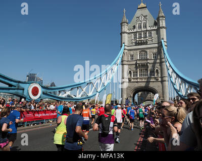 Vista delle guide di scorrimento nel 2018 London Marathon attraversando il Tower Bridge Foto Stock