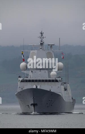 KNM Thor Heyerdahl (F314), un Fridtjof Nansen-classe fregata della Royal Navy norvegese, passando Greenock in arrivo per esercitare congiuntamente il guerriero 18-1. Foto Stock