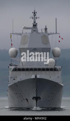 KNM Thor Heyerdahl (F314), un Fridtjof Nansen-classe fregata della Royal Navy norvegese, passando Greenock in arrivo per esercitare congiuntamente il guerriero 18-1. Foto Stock