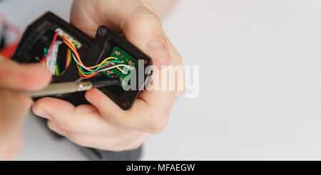 Repairman smontaggio flash con un cacciavite. Fissaggio del tecnico elettronica guasta il servizio di riparazione, riparatore Foto Stock