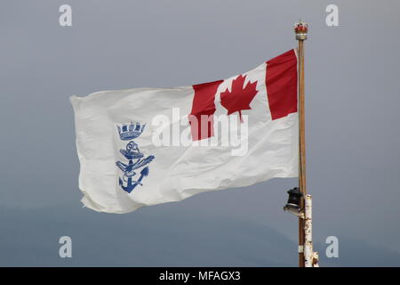 L'alfiere della Royal Canadian Navy, essendo volato da HMCS St John's (FFH-340), un Halifax-class o città-class frigate Foto Stock