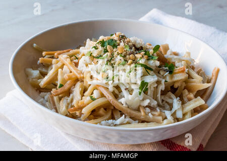 Bagno turco a base di noodle / Eriste con formaggio, noci e prezzemolo. I cibi tradizionali. Foto Stock