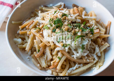 Bagno turco a base di noodle / Eriste con formaggio, noci e prezzemolo. I cibi tradizionali. Foto Stock